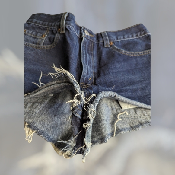 Distressed Levi's Cutoff Short - Picture 3 of 4